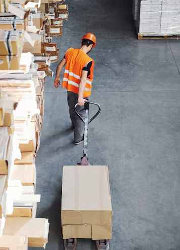employé dans un entrepôt